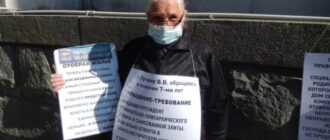 В Севастополе пенсионерка пикетировала местный парламент, требуя компенсации за утерянное жилье (фото)