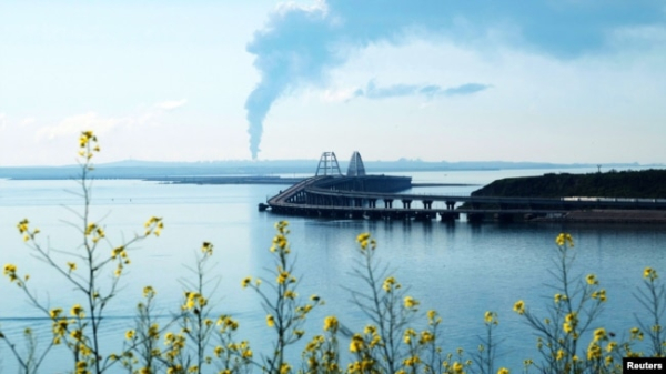 Вид на пожежу на нафтобазі біля Керченського (Кримського) мосту в селищі Волна у Краснодарському краї Росії. 3 травня 2023 року