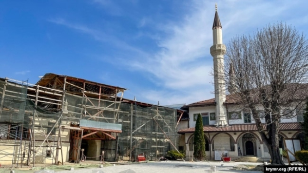 На палацовій площі перед Великою Ханською мечеттю завершують укладання сучасної тротуарної плитки. Бахчисарай, березень 2024 року