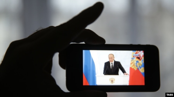 Трансляція виступу Володимира Путіна на телефоні. Ілюстративне фото