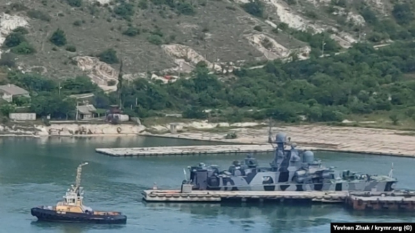 Корабель проєкту «Сивуч» біля пірсу в Нафтовій гавані Севастополя. Крим, квітень 2022 року