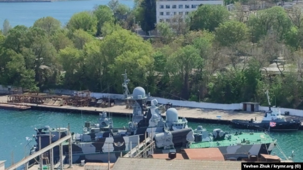 Ракетний корабель на повітряній подушці проєкту «Сивуч» у Кілен-бухті Севастополя. Крим, квітень 2022 року