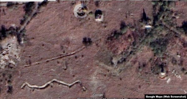 Окопи на околиці кримського селища Шкільне, поряд із технічною територією колишнього НІП-10. Скриншот супутникового знімку Google Maps