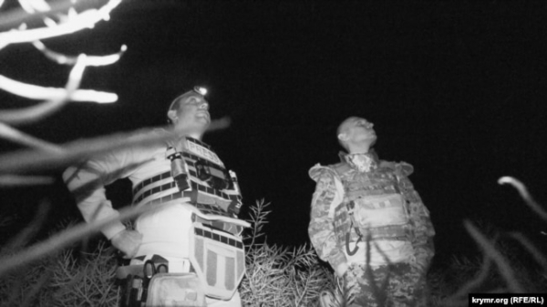 Журналіст Крим.Реалії Ігор Токар та командир батареї 38-го зенітно-ракетного полку «Січ» видивляються у нічному небі появу «Шахедів»
