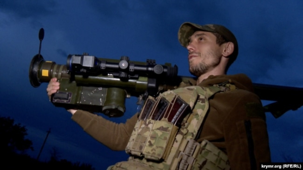 «Пікассо», боєць 38-го зенітно-ракетного полку, тримає ПЗРК FIM-92 Stinger