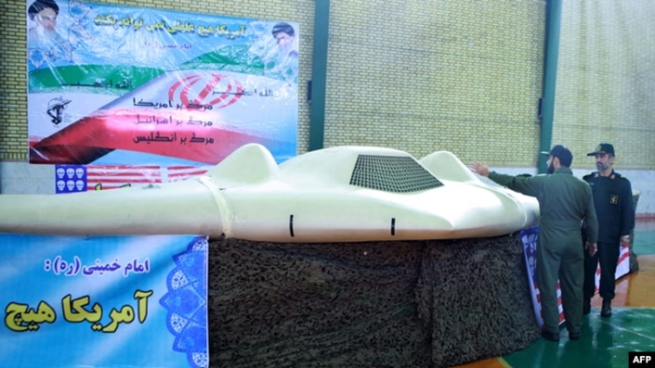 Демонстрація американського дрону RQ-170 Sentinel, який зазнав аварії. Іран, 8 грудня 2011 року