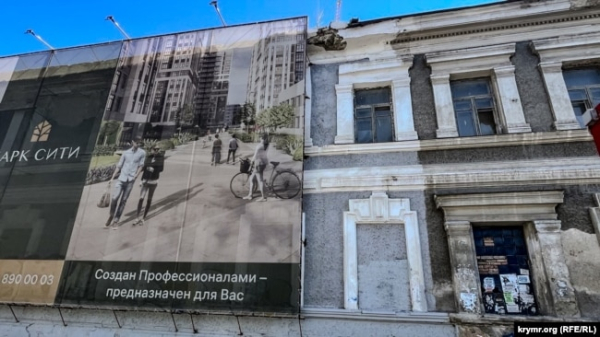 Частина стіни винзаводу, що залишилася, поряд з автобусною зупинкою на проспекті Перемоги в Сімферополі. Крим, вересень 2024 року