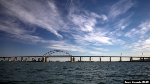 Вигляд на міст через Керченську протоку