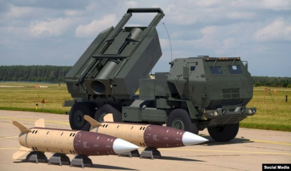 Американська реактивна система залпового вогню на колісному шасі M142 HIMARS та ракети ATACMS