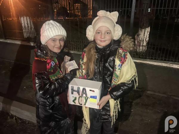 Двоє третьокласниць з Рожища наколядували 1500 гривень для ЗСУ1