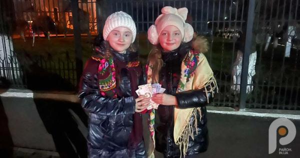 Двоє третьокласниць з Рожища наколядували 1500 гривень для ЗСУ Двоє третьокласниць з Рожища наколядували 1500 гривень для ЗСУ