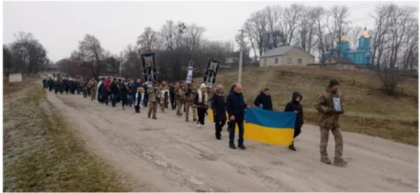 Із короваями, квітами, під прапорами Острожчина провела в останню дорогу Віктора Гобоша2