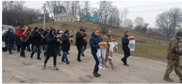 Із короваями, квітами, під прапорами Острожчина провела в останню дорогу Віктора Гобоша3