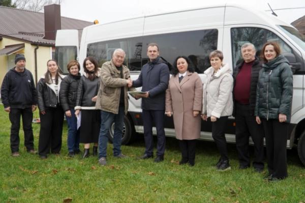 Німецькі благодійники привезли у Володимир надзвичайно цінний подарунок – спеціалізоване авто Volkswagen Crafter7