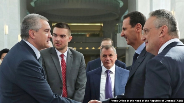 Російський глава Криму Сергій Аксьонов (ліворуч) та президент Сирії Башар Асад (праворуч на другому плані) під час зустрічі для проведення переговорів і підписання угод про економічне та науково-технічне співробітництво. Дамаск, Сирія, 2018 рік