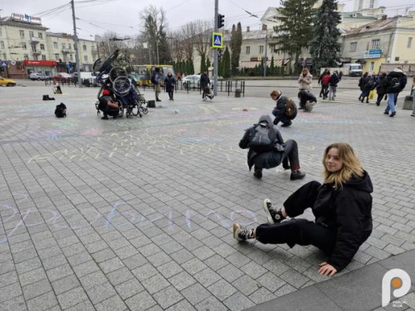 Перед ЦУМом у Луцьку поставили інсталяцію із крісел колісних: що це означає2