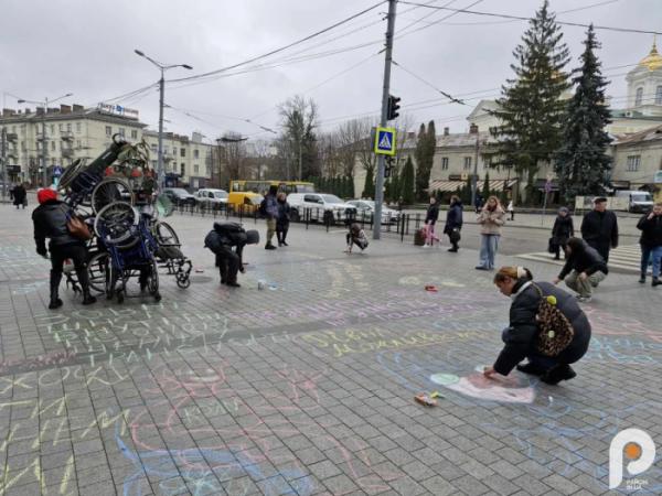 Перед ЦУМом у Луцьку поставили інсталяцію із крісел колісних: що це означає1