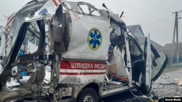 Карета швидкої допомоги після атаки російським дроном в селищі Станіслав на Херсонщині