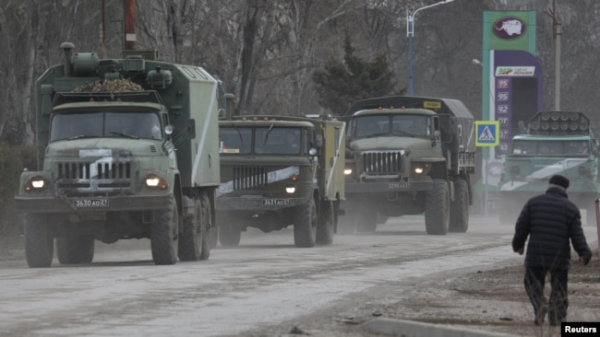 Російські військові вантажівки рухаються з Криму у бік материкової України, 2022 рік