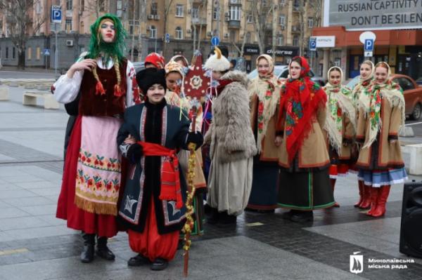 Різдвяна зірка, коза та Маланка: у Миколаєві курсує святковий вертеп6