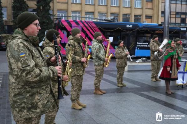 Різдвяна зірка, коза та Маланка: у Миколаєві курсує святковий вертеп2