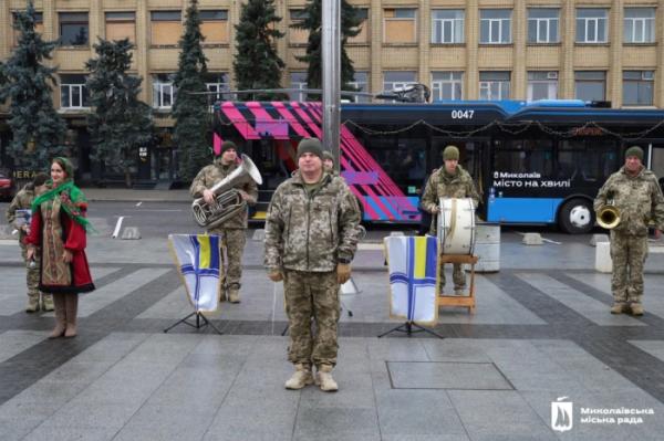 Різдвяна зірка, коза та Маланка: у Миколаєві курсує святковий вертеп5