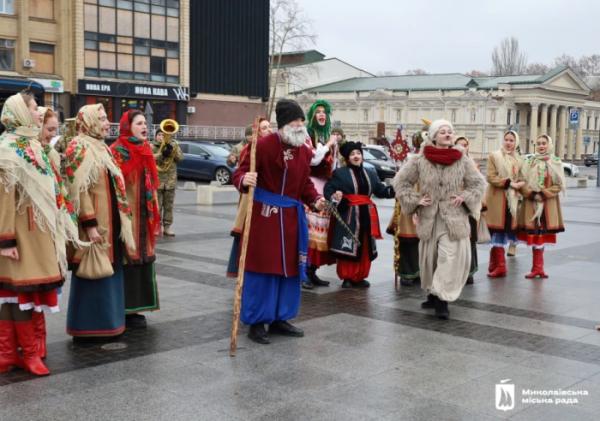 Різдвяна зірка, коза та Маланка: у Миколаєві курсує святковий вертеп1