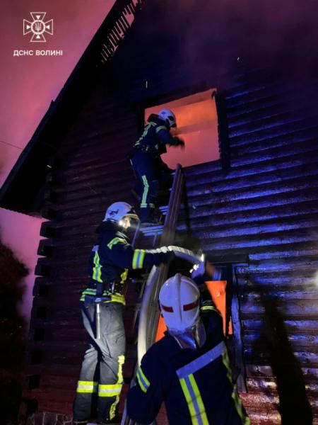 Рятувальники погасили пожежу у колишньому кафе «Білочка» у Струмівці3