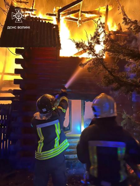 Рятувальники погасили пожежу у колишньому кафе «Білочка» у Струмівці2