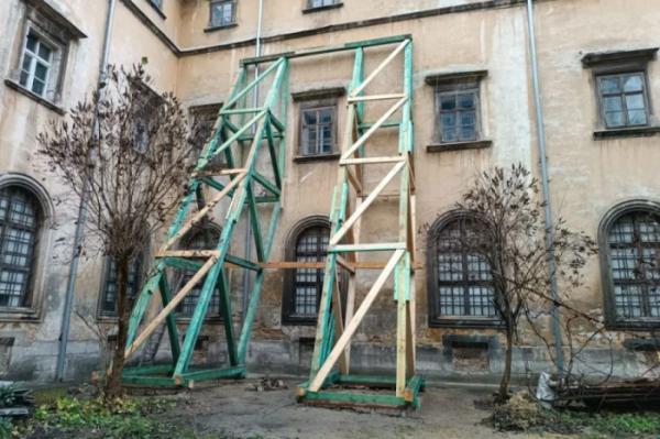 У будівлі Центрального державного історичного архіву завершують першочергові протиаварійні роботи2