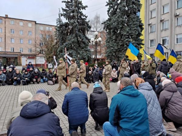 У Ковелі попрощалися з захисниками Миколою Бобром та Євгенієм Куколом26