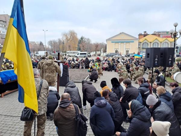 У Ковелі попрощалися з захисниками Миколою Бобром та Євгенієм Куколом25