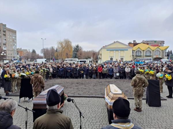 У Ковелі попрощалися з захисниками Миколою Бобром та Євгенієм Куколом17