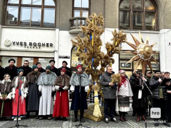 ного дідуха у Львові, 24 грудня 2024 року Мар'яна П'єцух / hromadske Встановлення головного дідуха у Львові, 24 грудня 2024 року Мар'яна П'єцух / hromadske Встановлення головного дідуха у Львові, 24 грудня 2024 року Мар'яна П'єцух / hromadske Встановлення головного дідуха у Львові, 24 грудня 2024 року Мар'яна П'єцух / hromadske Встановлення головного дідуха у Львові, 24 грудня 2024 року Мар'яна П'єцух / hromadske Встановлення головного дідуха у Львові, 24 грудня 2024 року Мар'яна П'єцух / hromadske Встановлення головного дідуха у Львові, 24 грудня 2024 року Мар'яна П'єцух / hromadske Встановлення головного дідуха у Ль2