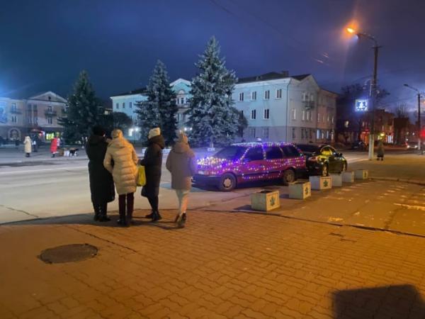 У Нововолинську помітили автомобіль у новорічних гірляндах2