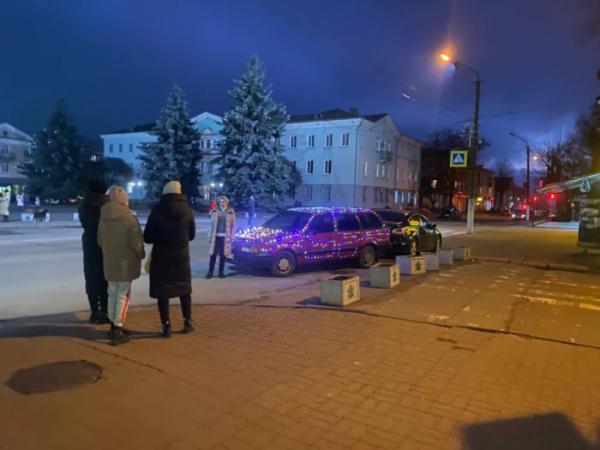 У Нововолинську помітили автомобіль у новорічних гірляндах1