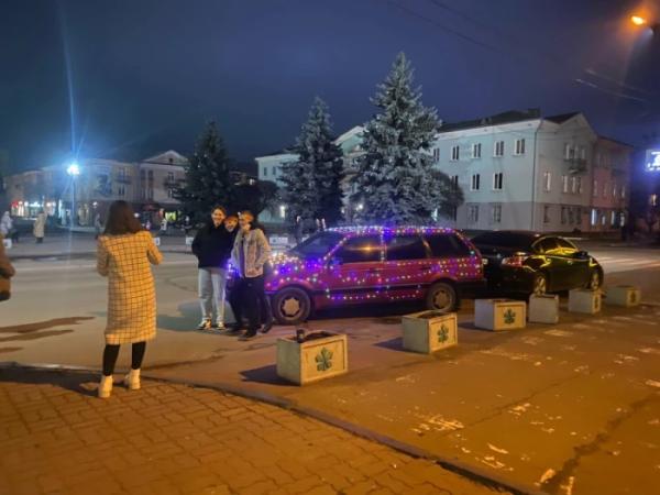 У Нововолинську помітили автомобіль у новорічних гірляндах3