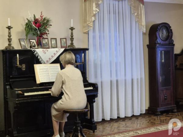 У Рівненському драмтеатрі презентували лекцію-перформанс «Мандри старого фортепіано»3