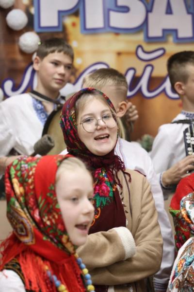 У «Різдвяній майстерні» у Луцьку вчилися готувати кутю та розписувати пряники8