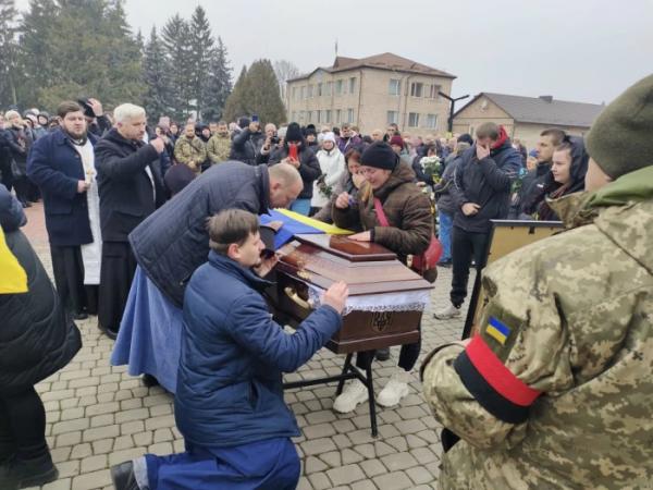 У Рожищенській громаді в останню дорогу провели 22-річного захисника Максима Томчука11