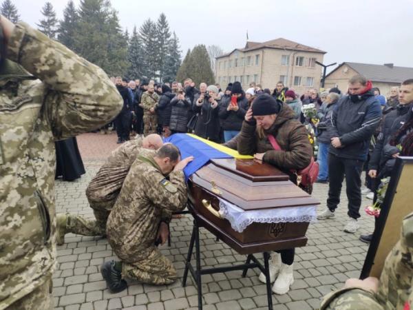 У Рожищенській громаді в останню дорогу провели 22-річного захисника Максима Томчука9