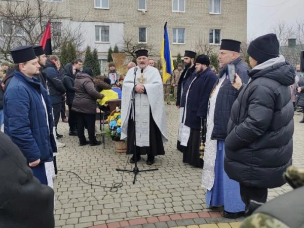 У Рожищенській громаді в останню дорогу провели 22-річного захисника Максима Томчука2