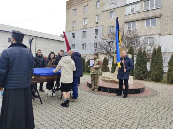 У Рожищенській громаді в останню дорогу провели 22-річного захисника Максима Томчука12