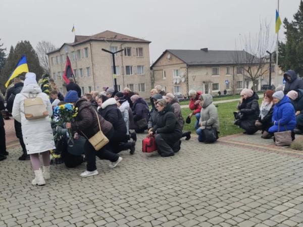 У Рожищенській громаді в останню дорогу провели 22-річного захисника Максима Томчука4