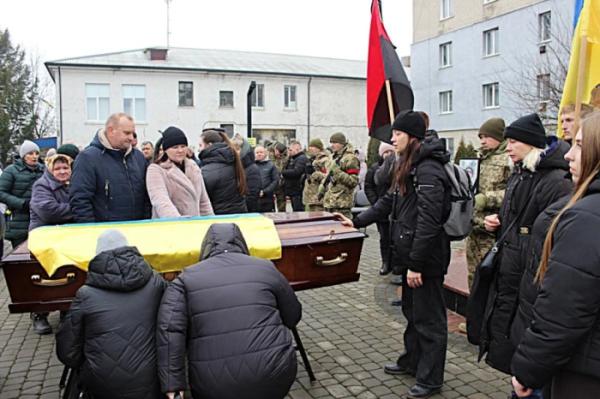 В останню дорогу провели Валерія Грибчука з Дмитрівки, якого понад рік вважали зниклим безвісти4