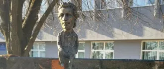 В Ужгороді встановили мініскульптуру на честь Міхая Емінеску