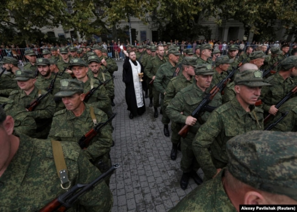 Священик благословляє мобілізованих Росією кримчан на війну проти України. Севастополь, 27 вересня 2022 року