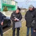 Голову громади на Рівненщині викрили на хабарі за вирубку понад 800 новорічних сосен