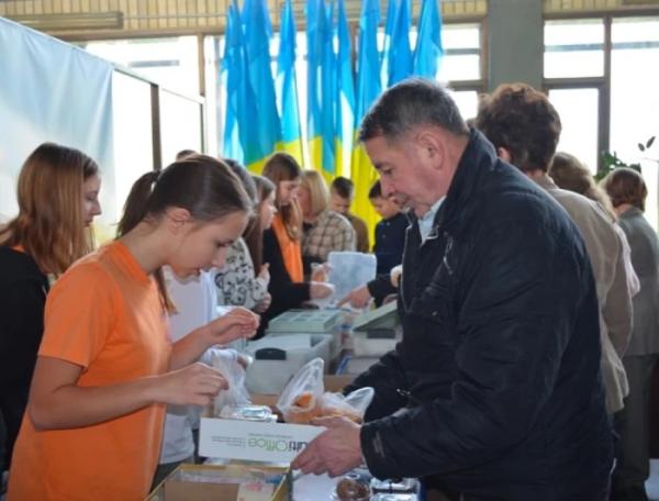 Юні волонтери з Любомля провели благодійний ярмарок на митниці14