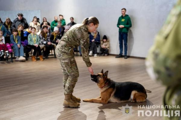 Кінологи поліції Закарпаття навідалися до дітей, які постраждали унаслідок війни7